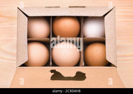 Freie Beweidung von Hühnern. Hühnerprodukte in einem Karton. Ausschließliche landwirtschaftliche Methode. Pappkarton mit braunen Eiern. Bio-Ei in der Box. Verpackung Stockfoto