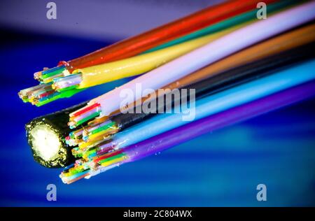 15. Juli 2020, Mecklenburg-Vorpommern, Bentin: Ein Glasfaserkabel mit 144 Fasern wird für die Verlegung auf einer der Baustellen für den Breitband-Internet-Ausbau vorbereitet. Die Firma WEMACOM verlegt derzeit Glasfaserverbindungen im Landkreis Nordwest-Mecklenburg. Bisher sind rund 50 Prozent der gesamten Streckenlänge von rund 1,000 Kilometern installiert. Bisher wurden rund 5,500 Hausanschlüsse für den Anschluss an das schnelle Glasfasernetz vorbereitet. Mecklenburg-Vorpommern erhält rund 850 Millionen Euro aus dem Bundesprogramm für Broa Stockfoto