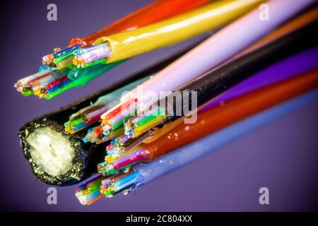 15. Juli 2020, Mecklenburg-Vorpommern, Bentin: Ein Glasfaserkabel mit 144 Fasern wird für die Verlegung auf einer der Baustellen für den Breitband-Internet-Ausbau vorbereitet. Die Firma WEMACOM verlegt derzeit Glasfaserverbindungen im Landkreis Nordwest-Mecklenburg. Bisher sind rund 50 Prozent der gesamten Streckenlänge von rund 1,000 Kilometern installiert. Bisher wurden rund 5,500 Hausanschlüsse für den Anschluss an das schnelle Glasfasernetz vorbereitet. Mecklenburg-Vorpommern erhält rund 850 Millionen Euro aus dem Bundesprogramm für Broa Stockfoto