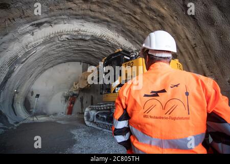 Stuttgart, Deutschland. Juli 2020. Ein Bergmann steht in einem Tunnel und trägt eine Jacke mit der Aufschrift 'ARGE Neubaustrecke-Flughafentunnel'. Nach einem vierjährigen Rechtsstreit mit Umweltschützern über die Arbeit am Landesflughafen haben die Eisenbahnen mit dem Bau der zweiten Tunnelröhre für das Großprojekt Stuttgart 21 am Flughafen begonnen, die den geplanten Bahnanschluss des Flughafens an den Fernverkehr und den Regionalverkehr von Stuttgart und Ulm umfasst. Quelle: Tom Weller/dpa/Alamy Live News Stockfoto