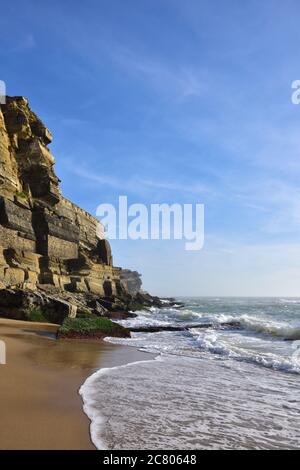 Atlantikküste in der Nähe Azenhas do Mar Dorf in der Gemeinde Sintra, Lissabon, Portugal, Europa. Hohe Klippen und Meeresbrandung bei Sonnenuntergang Stockfoto