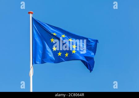 Offizielle Flagge der Europäischen Union vor einem klaren blauen Himmel Stockfoto