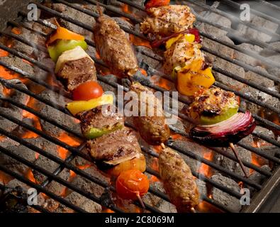 Grillen von Shish Kebab auf dem offenen Grill Stockfoto