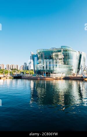 Seoul, Korea - 15. Juli 2020 : Banpo Hangang Park und einige Sevit mit Han-Fluss Stockfoto