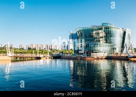 Seoul, Korea - 15. Juli 2020 : Banpo Hangang Park und einige Sevit mit Han-Fluss Stockfoto