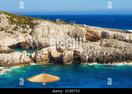 Der felsige Strand Porto Limnionas auf der Insel Zakynthos, Griechenland Stockfoto