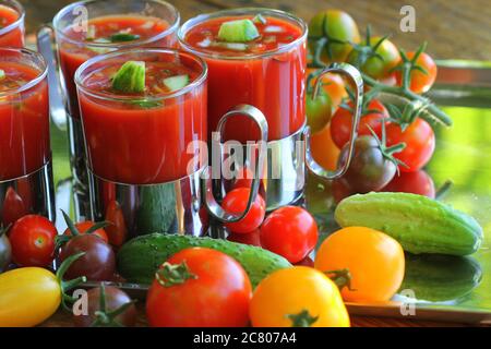 Hausgemachte Tomaten-Gazpacho Suppe in Glasschale. Gesunde Ernährung-Konzept. Stockfoto