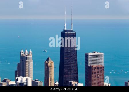 Luftaufnahme von Chicago IL das John Hancock Gebäude von der Aussichtsplattform des Willis Towers (ehemals Sears Tower) aus gesehen. Stockfoto