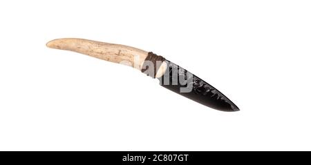 Obsidian Messer mit Knochengriff isolieren auf weißem Hintergrund. Prähistorische Waffe aus vulkanischem Glas. Stockfoto