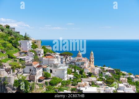 Amalfiküste, Italien. Mai 2020. Panoramablick auf das Dorf Vettica Maggiore, nicht weit von Positano. In der Ferne, die Pfarrkirche von S. Stockfoto