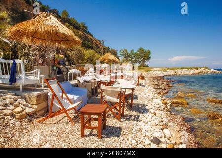 Ein ruhiges Strandcafe in der Nähe von Zakynthos Stadt, Griechenland Stockfoto