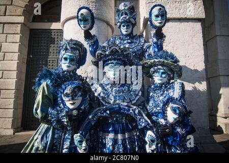 Eine Gruppe blauer Masken posiert während des Karnevals in Venedig Stockfoto