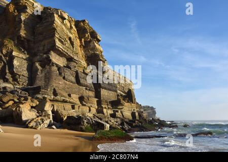 Atlantikküste in der Nähe Azenhas do Mar Dorf in der Gemeinde Sintra, Lissabon, Portugal, Europa. Hohe Klippen und Meeresbrandung bei Sonnenuntergang Stockfoto