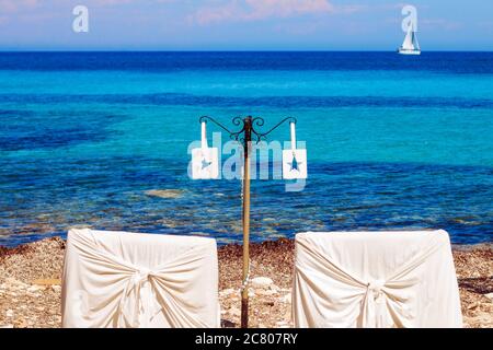 Ein ruhiges Strandcafe in der Nähe von Zakynthos Stadt, Griechenland Stockfoto