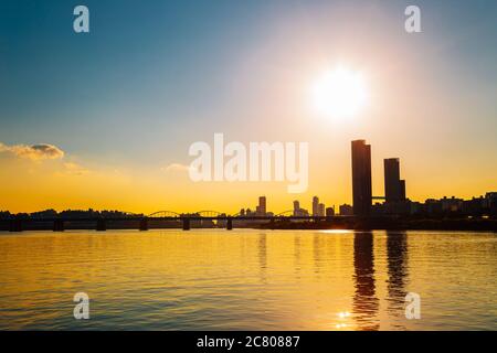 Dongjak-Brücke und modernes Stadtbild mit Han-Fluss unter dramatischem Sonnenuntergang Himmel vom Banpo Hangang Park in Seoul, Korea Stockfoto