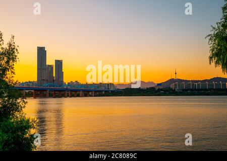 Sonnenuntergang über der Dongjak Brücke und Seoul Stadt mit Han Fluss vom Banpo Hangang Park in Seoul, Korea Stockfoto