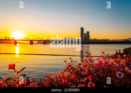 Sonnenuntergang über der Dongjak Brücke und Seoul Stadt mit Han Fluss vom Banpo Hangang Park in Seoul, Korea Stockfoto