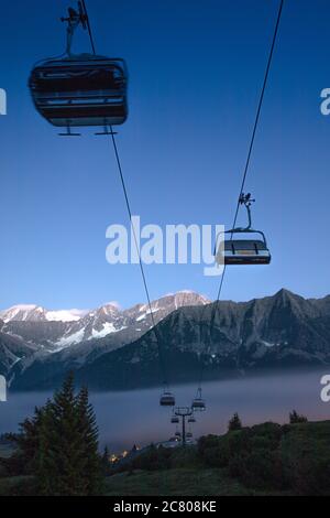 Skilifte bei Sonnenuntergang, Tonale Est, Trentino, Italien Stockfoto