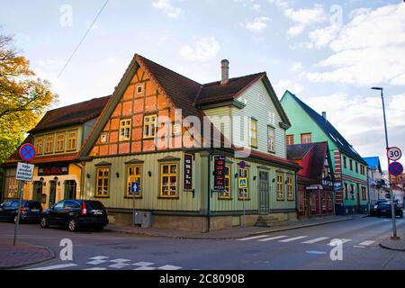 Parnu ist eine Urlaubsstadt im Südwesten Estlands, mit Blick auf die Bucht von Parnu. Alte Dorfhäuser und Straße. Stockfoto