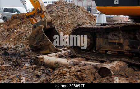 Schmutziger Baggereimer im Schlamm auf der Baustelle Stockfoto