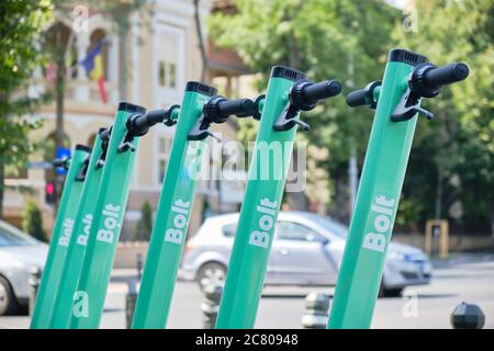 Bukarest, Rumänien - 16. Juli 2020: Bolt Elektro-Scooter in einer Reihe auf einem Bürgersteig geparkt. Moderne Mitfahrgelegenheit, Stadtverkehr Alternative in Cit Stockfoto