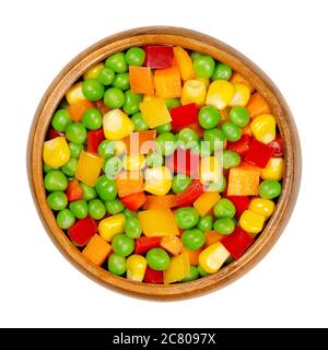 Gemischtes Gemüse in einer Holzschüssel. Bunte vegetarische Mischung aus grünen Erbsen, Mais, Karottenwürfeln und Paprika in Würfel geschnitten. Bio und vegan. Nahaufnahme. Stockfoto