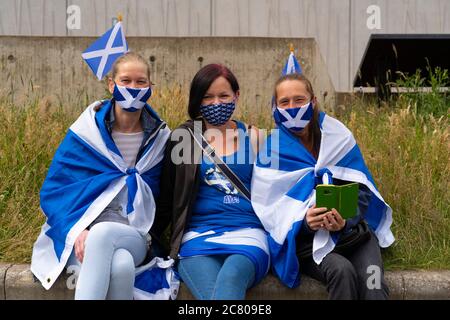 Edinburgh, Schottland, Großbritannien. Juli 2020. 20 Pro-schottische Unabhängigkeitsdemonstration, die heute von der All Under One Banner (AUOB)-Gruppe vor dem schottischen Parlament in Holyrood in Edinburgh organisiert wird. Iain Masterton/Alamy Live News Stockfoto