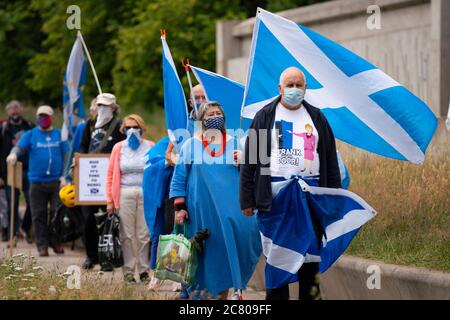 Edinburgh, Schottland, Großbritannien. Juli 2020. 20 Pro-schottische Unabhängigkeitsdemonstration, die heute von der All Under One Banner (AUOB)-Gruppe vor dem schottischen Parlament in Holyrood in Edinburgh organisiert wird. Iain Masterton/Alamy Live News Stockfoto