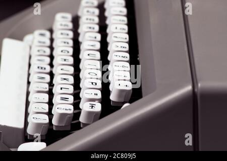 Tastatur einer alten Handschreibmaschine: Weiße Tasten und schwarze Buchstaben Stockfoto