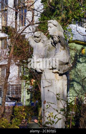 Steinskulptur einer Mutter mit zwei kleinen Kindern Bukarest, Rumänien. Stockfoto