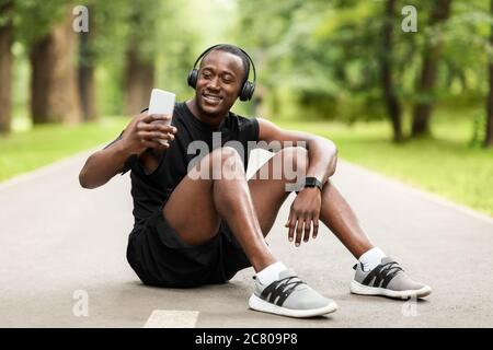 Glücklicher afrikanischer Sportler, der in der Pause Selfie macht Stockfoto