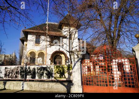 Nachkriegsarchitektur im Ioanid Park, Bukarest, Rumänien. Stockfoto