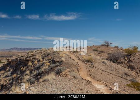 Felsengesäumter Pfad entlang eines Bergrückens, Sevilleta National Wildlife Refuge, New Mexico USA, horizontaler Aspekt Stockfoto