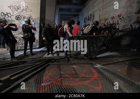 Portland, USA. Juli 2020. Am 19. Juli 2020 nehmen Demonstranten Teile der Umzäunung um den Eingang des Bundesgerichts in Portland, Oregon, ab. (Foto: Alex Milan Tracy/Sipa USA) Quelle: SIPA USA/Alamy Live News Stockfoto