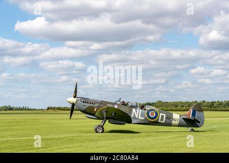 Die Grace Spitfire ML407 nach der Landung auf dem Sywell Aerodrome, Northamptonshire, England, Großbritannien. Stockfoto