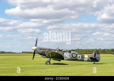 Die Grace Spitfire ML407 nach der Landung auf dem Sywell Aerodrome, Northamptonshire, England, Großbritannien. Stockfoto