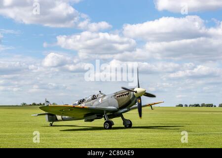 Die Grace Spitfire ML407 nach der Landung auf dem Sywell Aerodrome, Northamptonshire, England, Großbritannien. Stockfoto