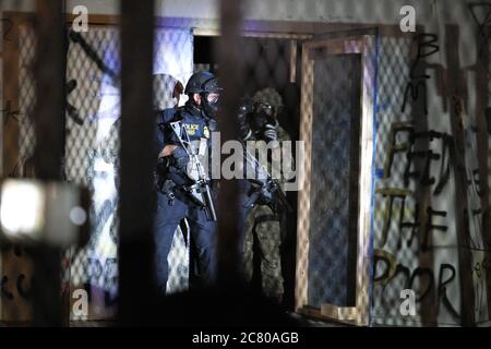 Portland, USA. Juli 2020. Bundesbeamte überwachen die Szene am 19. Juli 2020 vom Eingang des Bundesgerichts in Portland, Oregon. (Foto: Alex Milan Tracy/Sipa USA) Quelle: SIPA USA/Alamy Live News Stockfoto