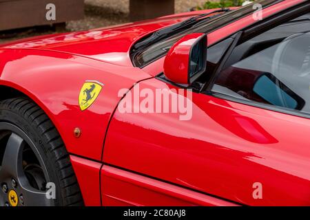 Ferrari 348 TB (Berlinetta) (1993) geparkt am Rural Shopping Yard, Castle Ashby, Northampton, England, Großbritannien. Stockfoto