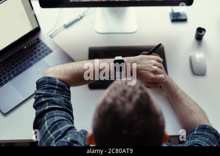 Junger Mann arbeitet auf seinem Laptop mit leerem Copy Space Bildschirm für Ihre Werbung SMS zu Hause. Home Office Stockfoto