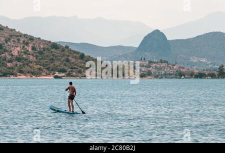 Mann Stand Up Paddle Board Surfen am Kondyli Strand Griechenland Stockfoto