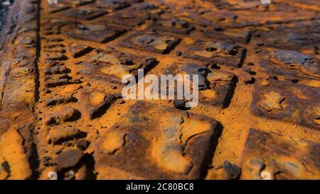 Nahaufnahme Metall, rostiger Schachtschacht in der Straße. Stockfoto