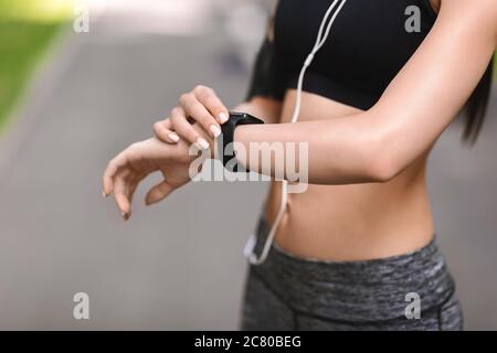 Nahaufnahme von fit girl beim Training im Freien Smartwatch oder Fitness Tracker überprüfen Stockfoto