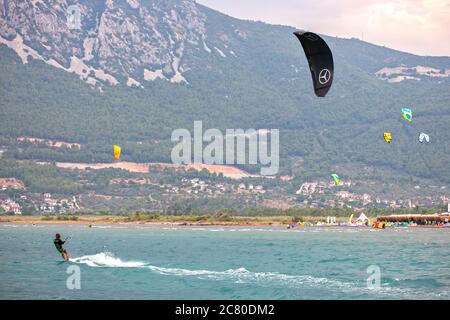 Young Professional Kiter Kiteboarding auf dem Meer im Sommer Tag Stockfoto