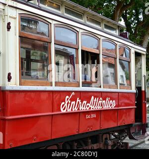 Sintra, Portugal - 12. Juni 2017: Rote Straßenbahn in den Straßen von Sintra. Alte Straßenbahnen sind eine von vielen Touristenattraktionen in Sintra Stockfoto