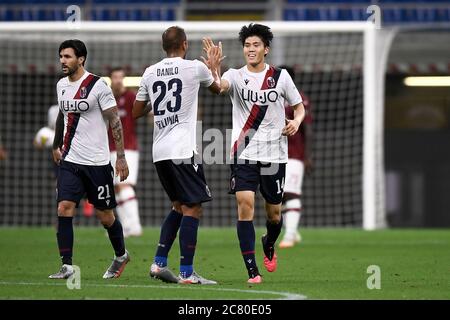 Mailand, Italien - 18. Juli 2020: Takehiro Tomiyasu (R) von Bologna FC feiert mit seinen Teamkollegen nach einem Tor während der Serie A Fußballspiel zwischen AC Mailand und Bologna FC erzielte. AC Mailand gewann 5-1 gegen den FC Bologna. Quelle: Nicolò Campo/Alamy Live News Stockfoto