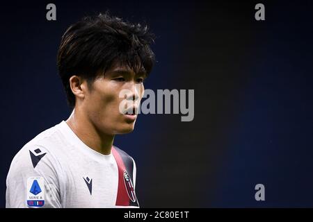 Mailand, Italien - 18. Juli 2020: Takehiro Tomiyasu von Bologna FC schaut auf während der Serie A Fußballspiel zwischen AC Mailand und Bologna FC. AC Mailand gewann 5-1 gegen den FC Bologna. Quelle: Nicolò Campo/Alamy Live News Stockfoto