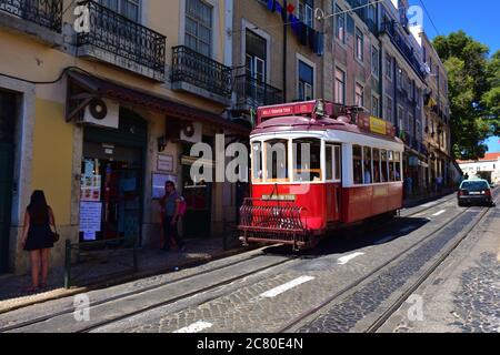 LISSABON, PORTUGAL - 11. Juni 2017: Alte rote Straßenbahn auf einer Straße gezeigt. Alte Straßenbahnen sind eines der wichtigsten Symbole der Hauptstadt Portugals Stockfoto