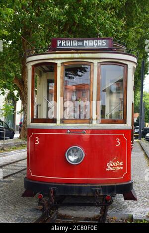 SINTRA, PORTUGAL - 12. Juni 2017: Rote Straßenbahn in den Straßen von Sintra. Alte Straßenbahnen sind eine von vielen Touristenattraktionen in Sintra Stockfoto