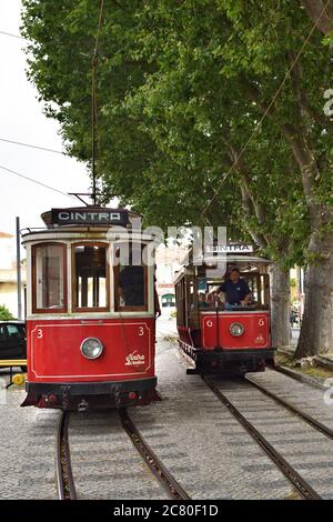 SINTRA, PORTUGAL - 12. Juni 2017: Rote Oldtimer-Straßenbahnen auf den Straßen von Sintra. Alte Straßenbahnen sind eine von vielen Touristenattraktionen in Sintra Stockfoto